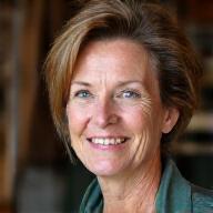 Porträt von Anna Schneider, leitende Instrumentenbaumeisterin bei Eisklang